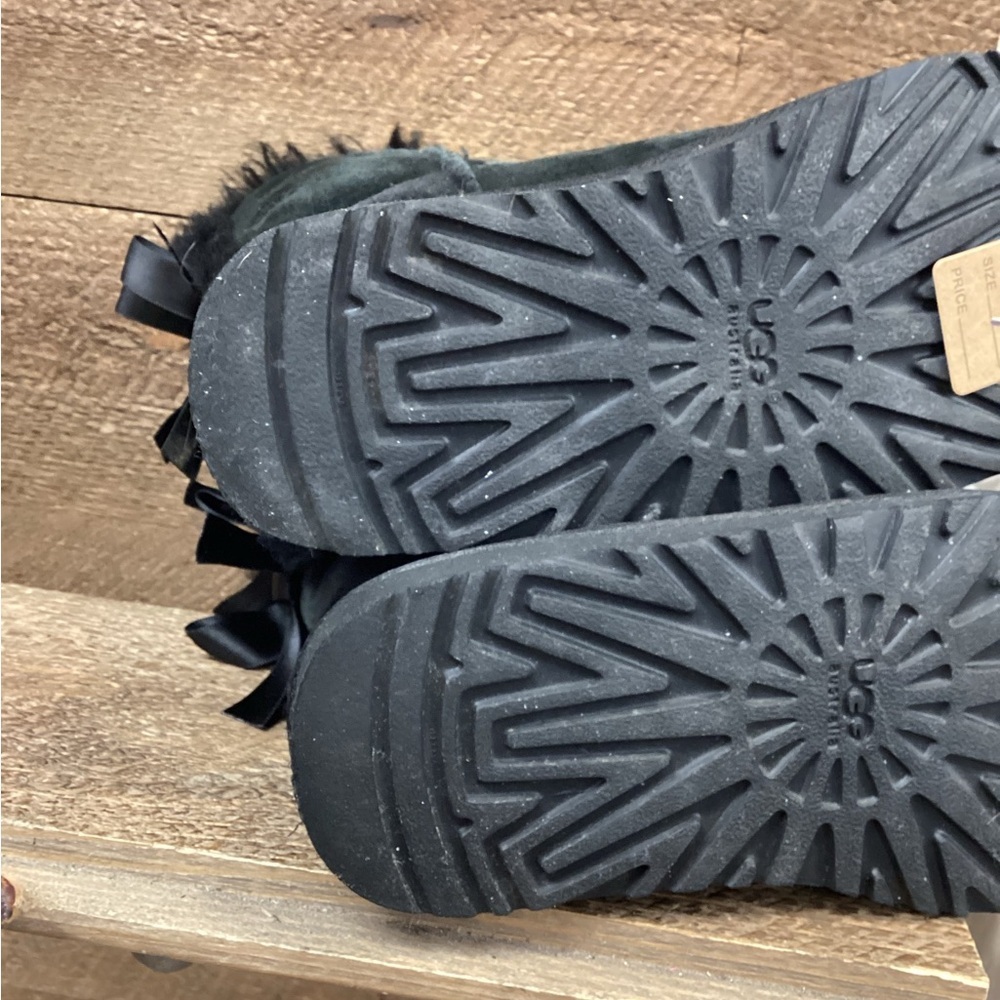 UGG Bailey Bow Black Suede Shearling Boots | Kids 3Y (Estimated) - Picture 5 of 8